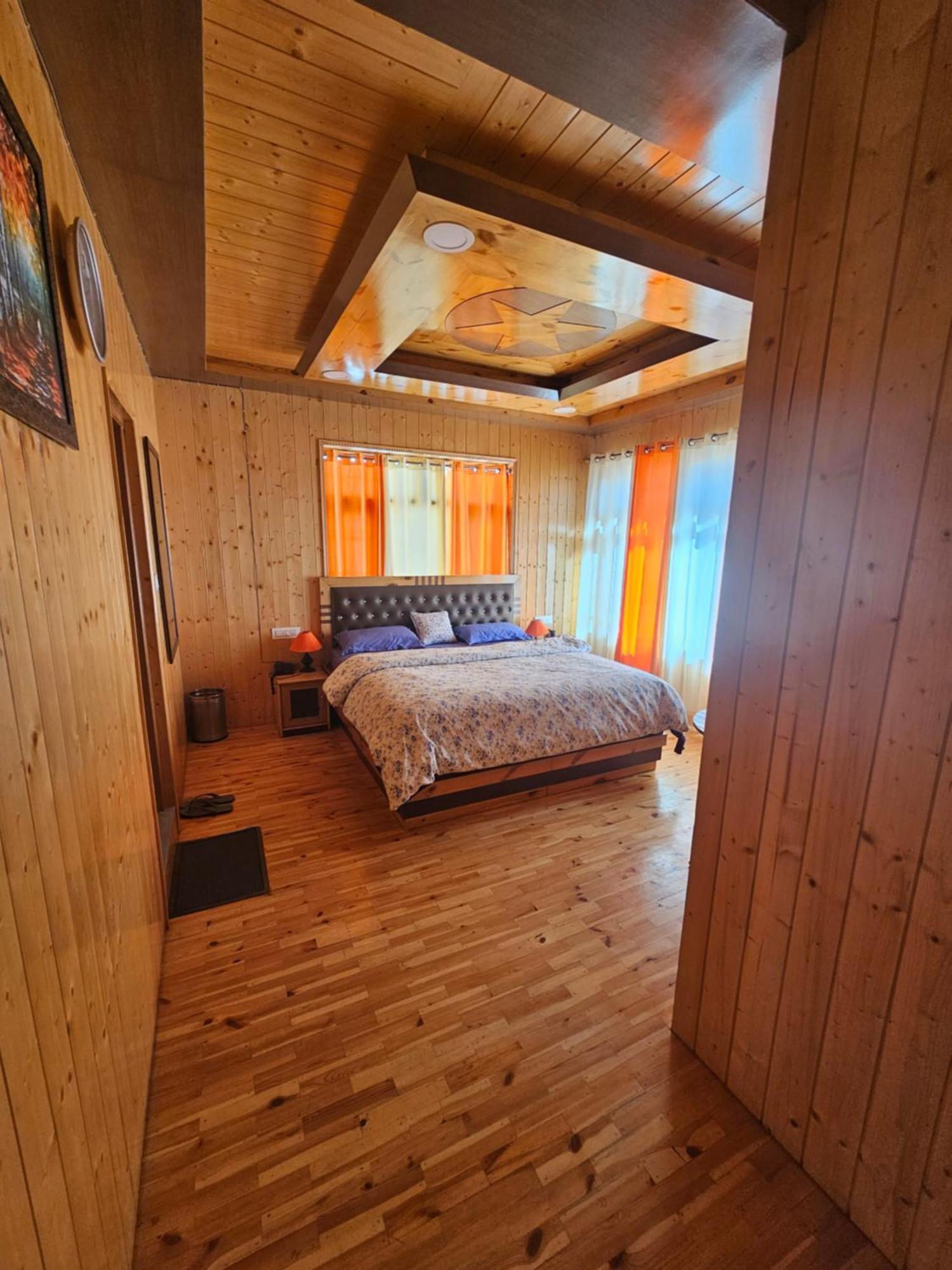 The Alpinist Cafe And Retreat Hotel Kaza Room photo