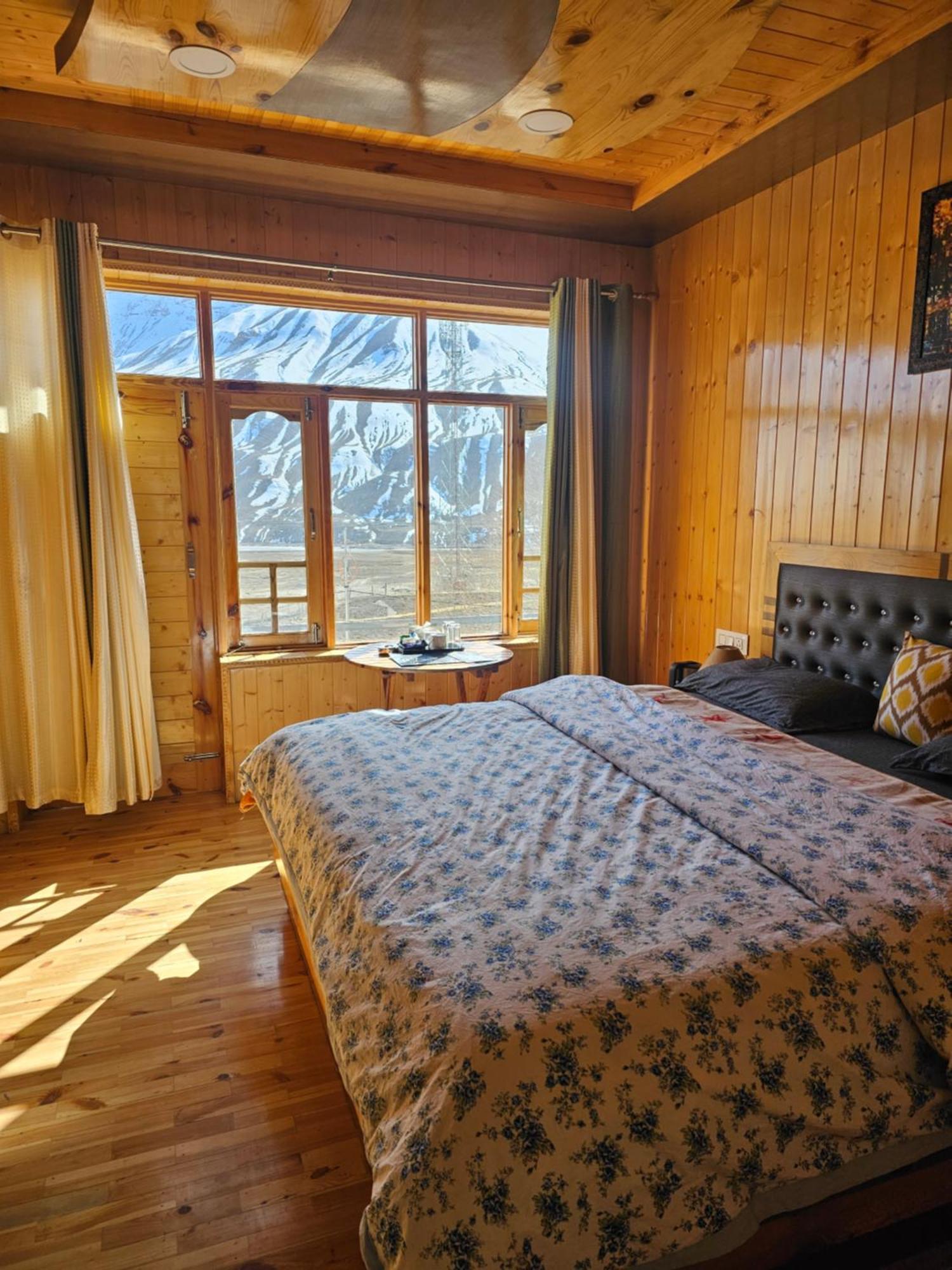 The Alpinist Cafe And Retreat Hotel Kaza Room photo